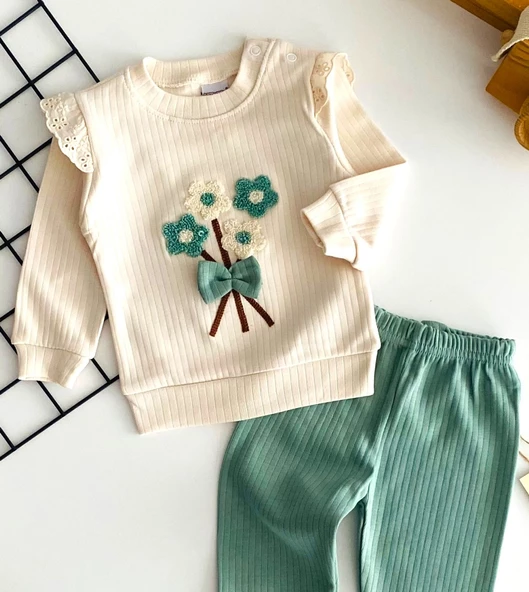Neşeli Bebekler Kabartma Çiçek Desen Fiyonklu Yakadan Çıtçıtlı Raporlu Kumaş Takım Yeşil - 2