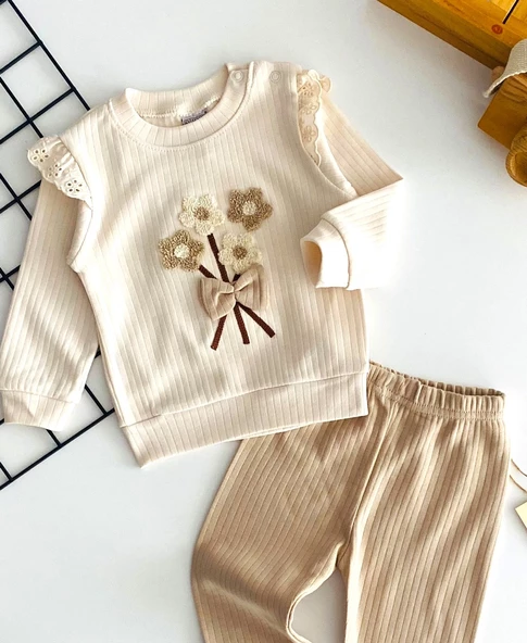 Neşeli Bebekler Kabartma Çiçek Desen Fiyonklu Yakadan Çıtçıtlı Raporlu Kumaş Takım Vizon - 2