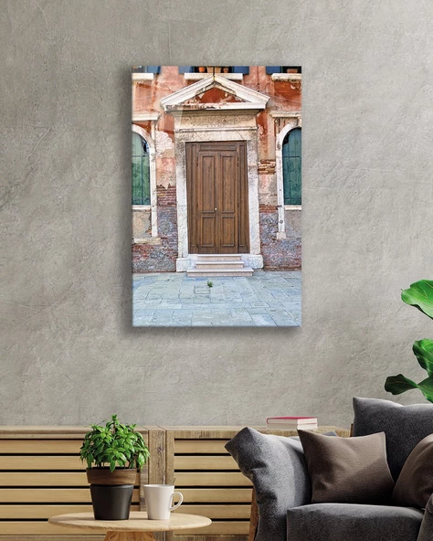 Üçgen Çatılı Kahverengi  Ahşap Kapı  Dikey Dekoratif ve Modern Cam Tablo