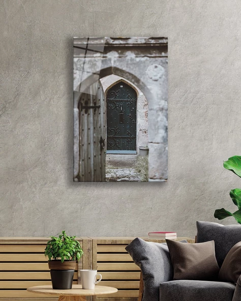 Taş Duvarlar ve Motifli   Ahşap Kapı Görselli Dikey Dekoratif ve Modern Cam Tablo