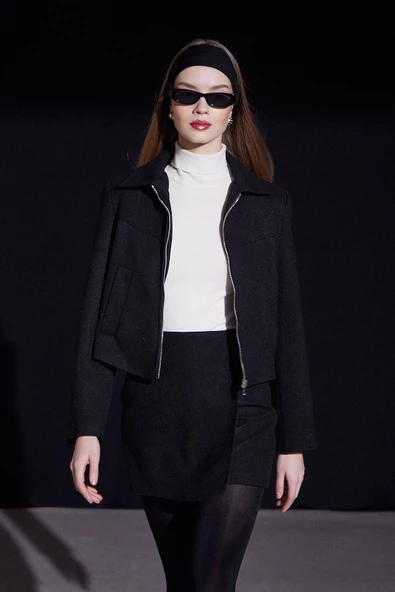 Önü Katlı Kaşe Etek Siyah