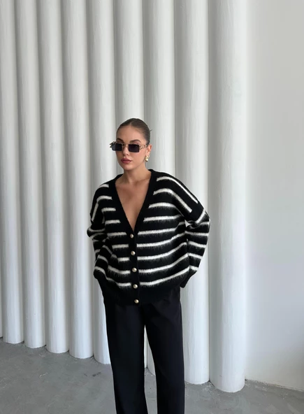 Siyah-Ekru Yumoş Enine Çizgili Hırka - Resim 4