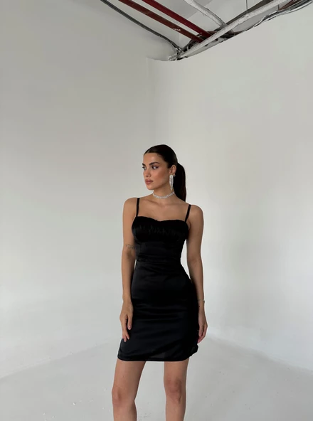 Siyah Askılı Mini Saten Elbise - 4