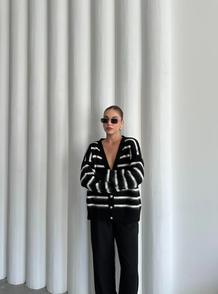 Siyah-Ekru Yumoş Enine Çizgili Hırka - Resim 6