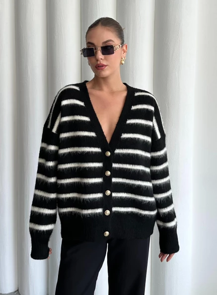 Siyah-Ekru Yumoş Enine Çizgili Hırka ürün görseli