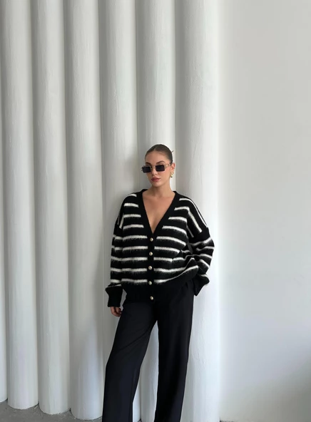 Siyah-Ekru Yumoş Enine Çizgili Hırka - Resim 8