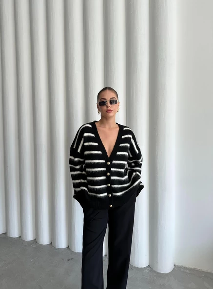 Siyah-Ekru Yumoş Enine Çizgili Hırka - Resim 5