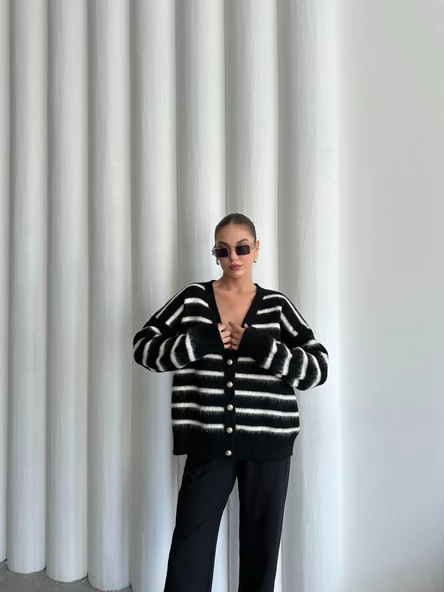 Siyah-Ekru Yumoş Enine Çizgili Hırka - Resim 7