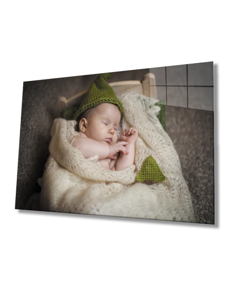 Yeşil Şapkalı Uyuyan Bebek Dekoratif ve Modern Cam Tablo ürün görseli