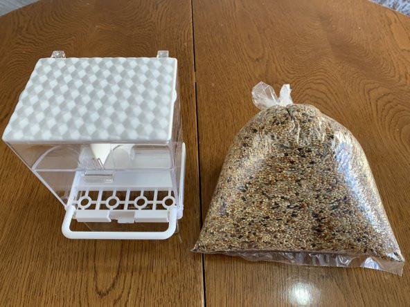 Muhabbet Kuşları İçin Akıllı yemlik + Premium Kalite Muhabbet Kuşu Yemi ( 1 kg )