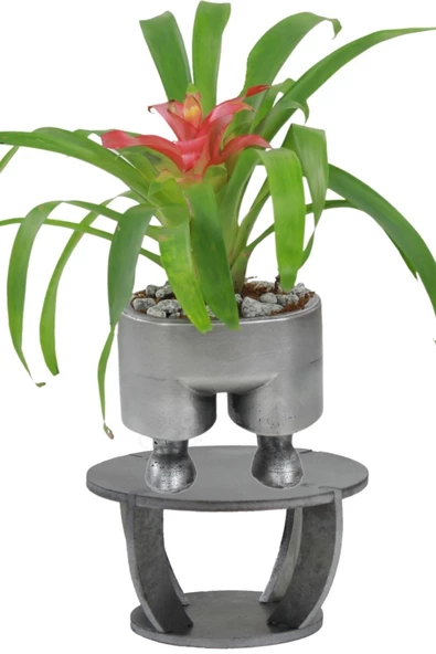 Evene Ahşap Ayaklı Beton Saksı Büyük Boy 1 Adet Gümüş Varak Boyalı Eskitmeli Pantolon Model