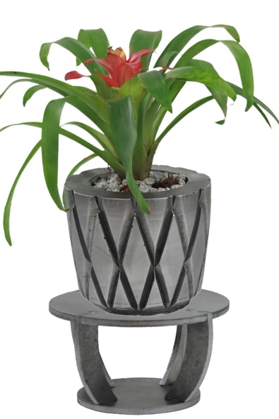 Evene Ahşap Ayaklı Beton Saksı Büyük Boy 1 Adet Gümüş Varak Boyalı Eskitmeli Baklava Model ürün görseli 1