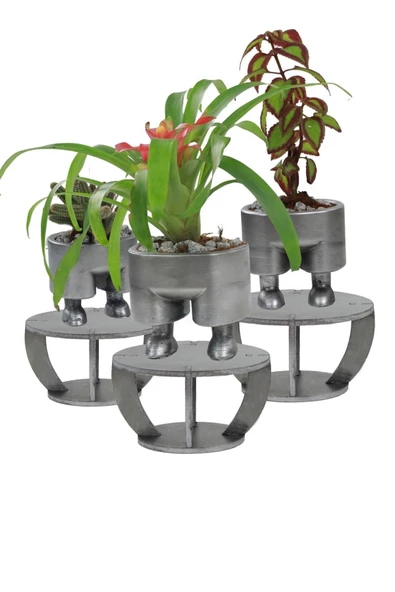 Evene Ahşap Ayaklı Beton Saksı Büyük Boy Set 3 Adet Gümüş Varak Boyalı Eskitmeli Pantolon Model