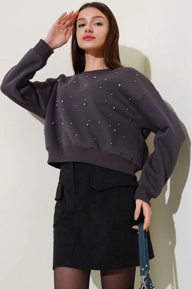 Önü Boncuklu Üç İplik Kısa Sweatshirt Füme - Resim 2