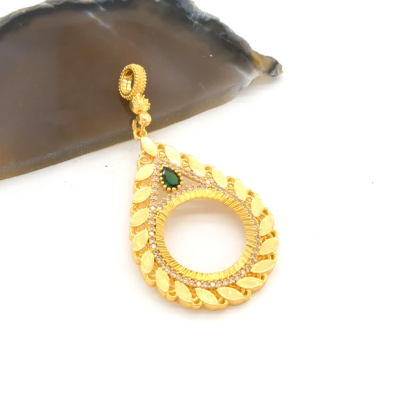 Yarım Altın Çerçeveli Kolye Ucu Altın Kaplama İşlemeli TGR-653 - Resim 4