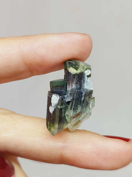 Turmalin Taşı Koyu Yeşil Renk (Verdelit) Kütle Ham Parça 1-1.49 gram Aralığı (54694) - Resim 5