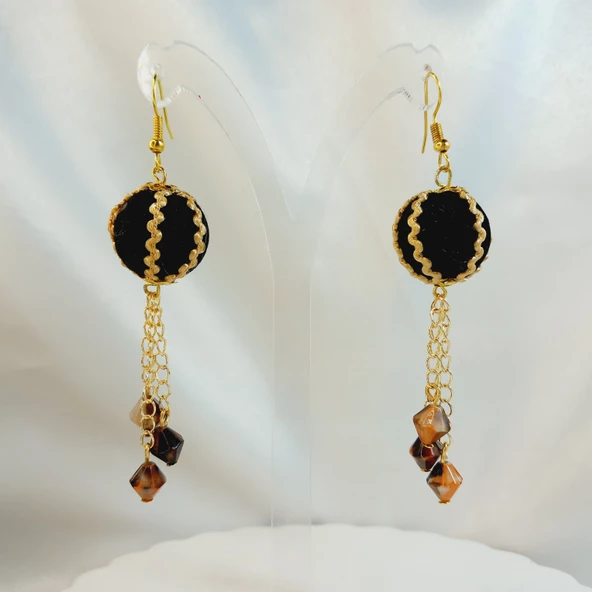 Siyah Altın Rengi Detaylı Zincirli El Yapımı Sallantılı Küpe