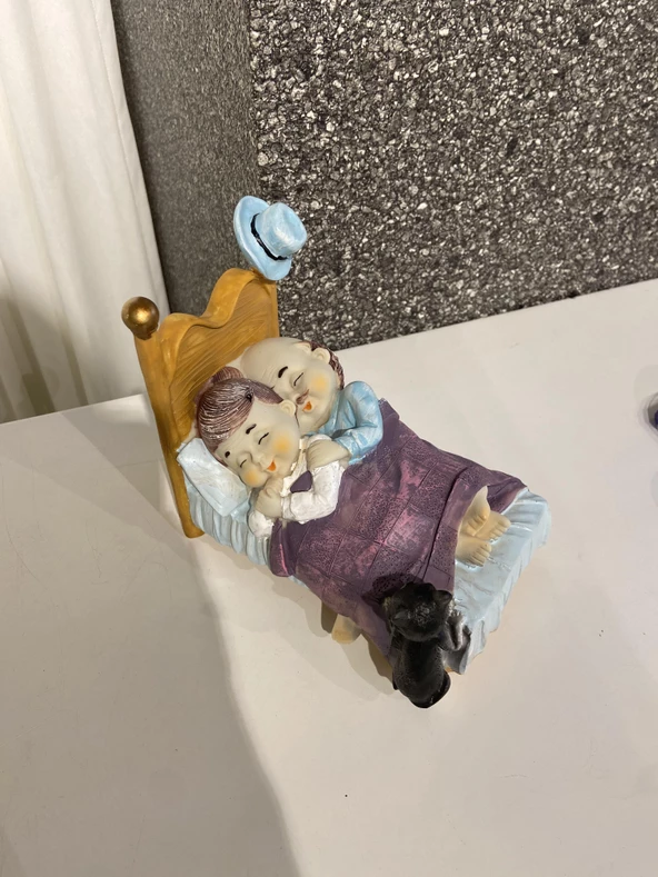 Yatakta Uyuyan  Sevimli Yaşlı Çift ve Kedisi Biblo - Resim 5