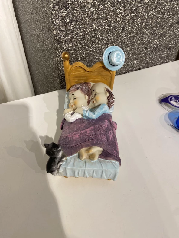 Yatakta Uyuyan  Sevimli Yaşlı Çift ve Kedisi Biblo - Resim 3