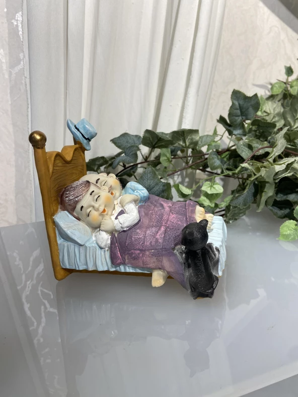 Yatakta Uyuyan  Sevimli Yaşlı Çift ve Kedisi Biblo - Resim 2