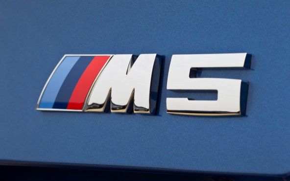 BMW F10 M5 KÜÇÜK YAZI 51148060400