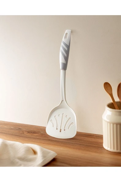 Madame Coco Chase Servis Spatula