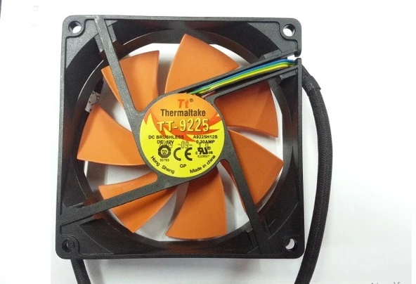 Thermaltake tt-9225 90 mm Fan 4 Pin Pwm li 12v