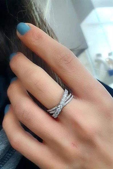 İtalyan Tasarımı 925Ayar Gümüş Pırlanta Parlaklığında Zirkon Taşlı Çapraz Geçişli Atlamalı Trend Yüzük ürün görseli