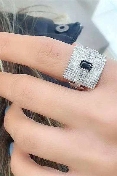 İtalyan Tasarımı 925Ayar Gümüş Pırlanta Parlaklığında Zirkon Taşlı Oniks Taş Detaylı Yüzük ürün görseli