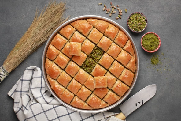 Çelebioğulları Özel Kare Baklava 2 KG TEPSİ