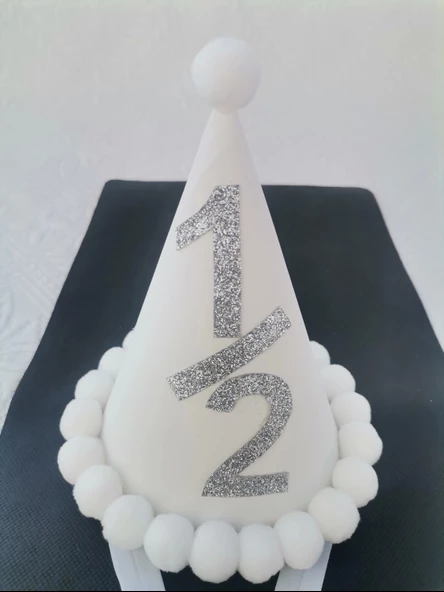 Beyaz Gümüş 1/2 Yazılı Simli Yaldızlı Beyaz Ponponlu Lastikli Yarım Yaşa Özel Şapka 1 Adet - 4