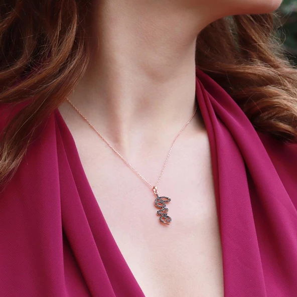 Siyah Zirkon Taşlı Love Yazılı Rose Gold Kaplama Gümüş Kolye ürün görseli 1