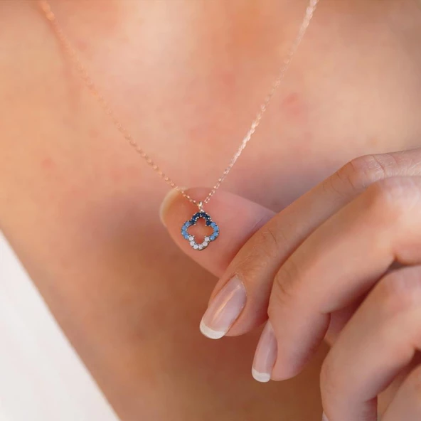 Mini Yonca Figürlü Rose Gold Kaplama Mavi Zirkon Taşlı Gümüş Kolye - Resim 3