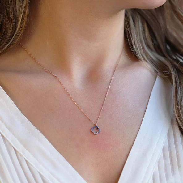 Mini Yonca Figürlü Rose Gold Kaplama Mavi Zirkon Taşlı Gümüş Kolye
