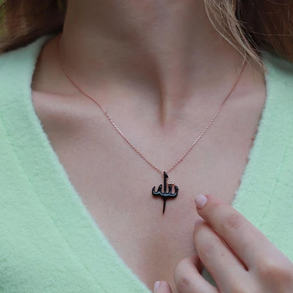 Allah Yazılı Siyah Mine İşli Mini Zirkon Taşlı Rose Gold Kaplama Gümüş Kolye ürün görseli 1