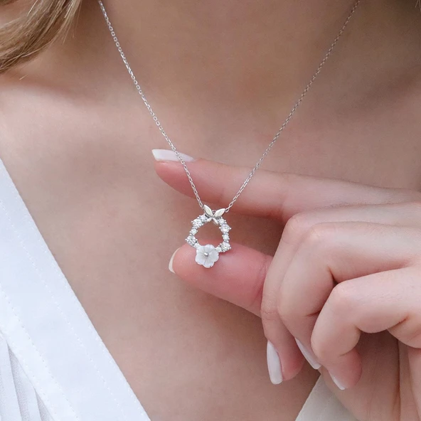 Kelebekli Zambak Çiçeği Gümüş Kolye - Resim 3