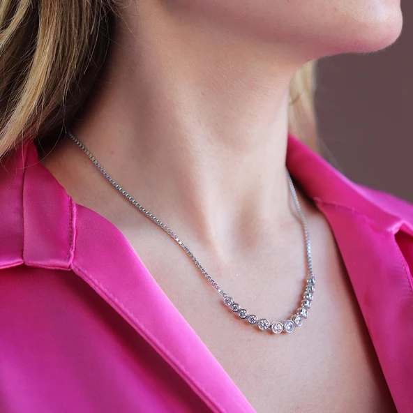 Zirkon Taşlı Sıralı Asansörlü Gümüş Kolye ürün görseli 1