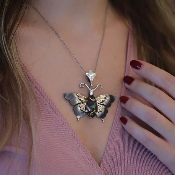 Mistik Topaz Taşlı 925 Ayar Gümüş Tasarım Hareketli Kelebek Kolye ürün görseli 1