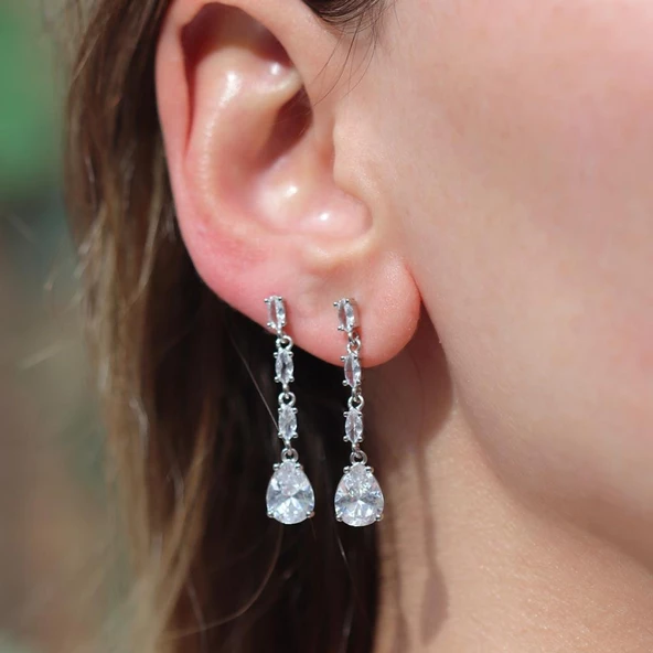 Zirkon Taşlı Damla Sallantılı Gümüş Küpe ürün görseli 1