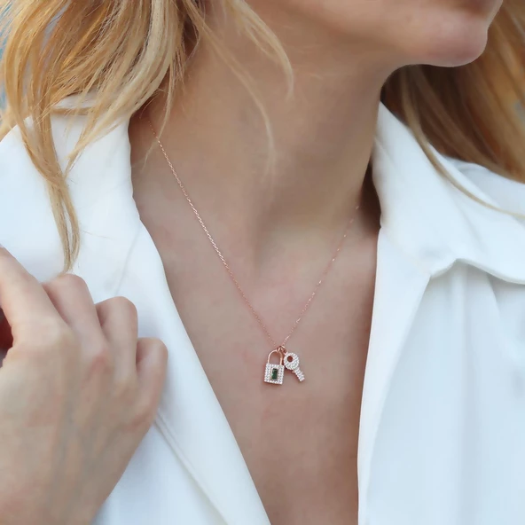 Zirkon Taşlı Kilit ve Anahtar Figürlü Rose Gold Kaplama Gümüş Kolye - Resim 4