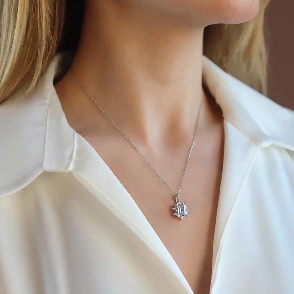 Zirkon Taşlı Kare Lotus Çiçeği Gümüş Kolye ürün görseli 1