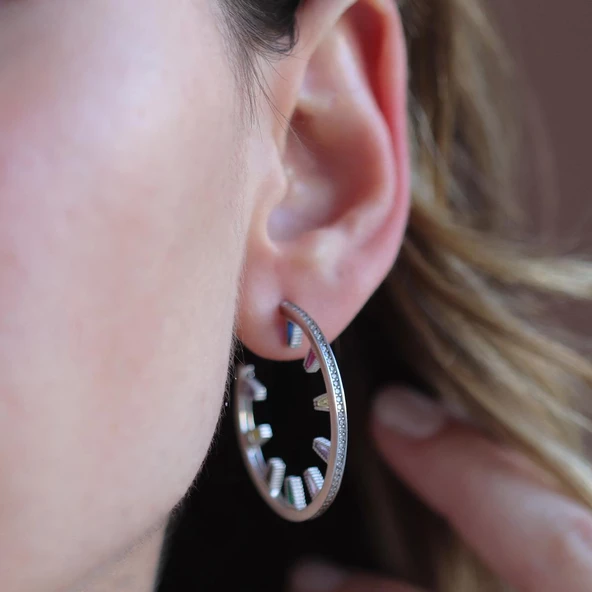 Renkli Zirkon Taş Detaylı Halka Gümüş Küpe - Resim 3