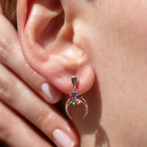Renkli Zirkon Taşlı Çiçek Detaylı Ay Modeli Rose Gold Kaplama Gümüş Küpe ürün görseli 1