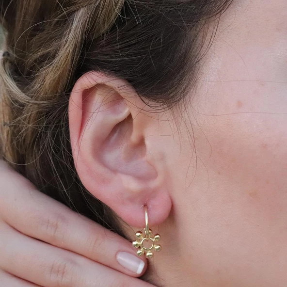 Mini Çiçek Modeli Gold Kaplama Gümüş Küpe - Resim 3