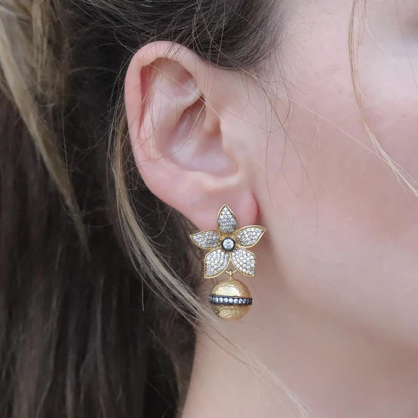 Zirkon Taşlı Oksitli Lilyum Çiçekli Gold Kaplama Gümüş Küpe - Resim 2