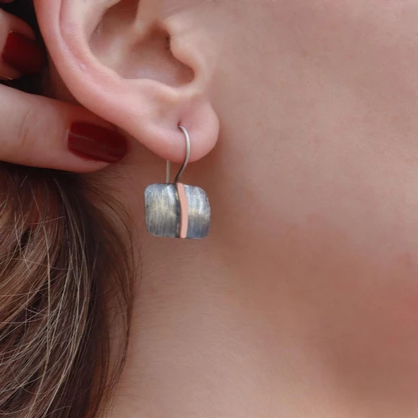 Dikdörtgen El İşi Otantik Rose Gold Çizgili Gümüş Küpe - Resim 2