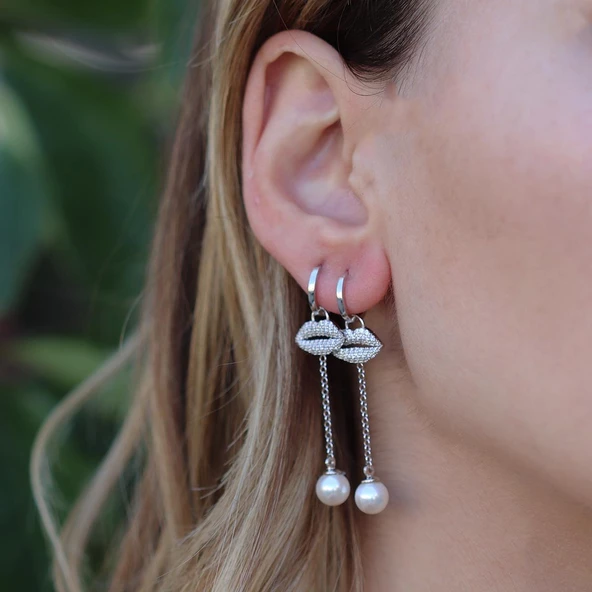 Dudak Figürlü Sallantılı İnci Gümüş Küpe ürün görseli 1