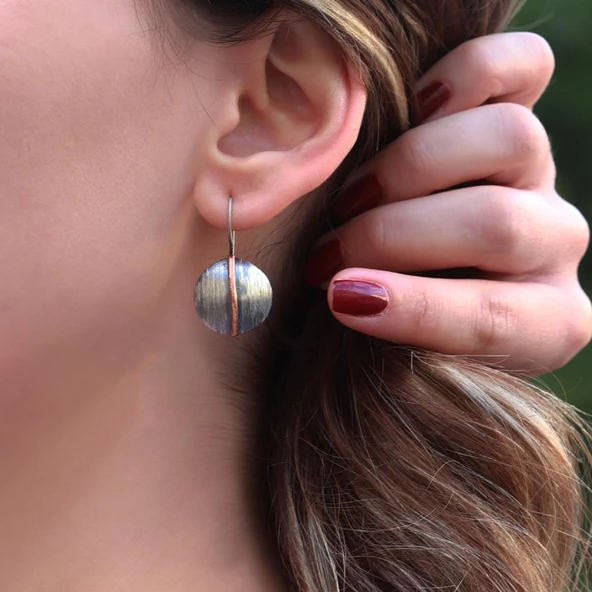 EL İşi Yuvarlak Rose Gold Çizgili Otantik Gümüş Küpe ürün görseli 1