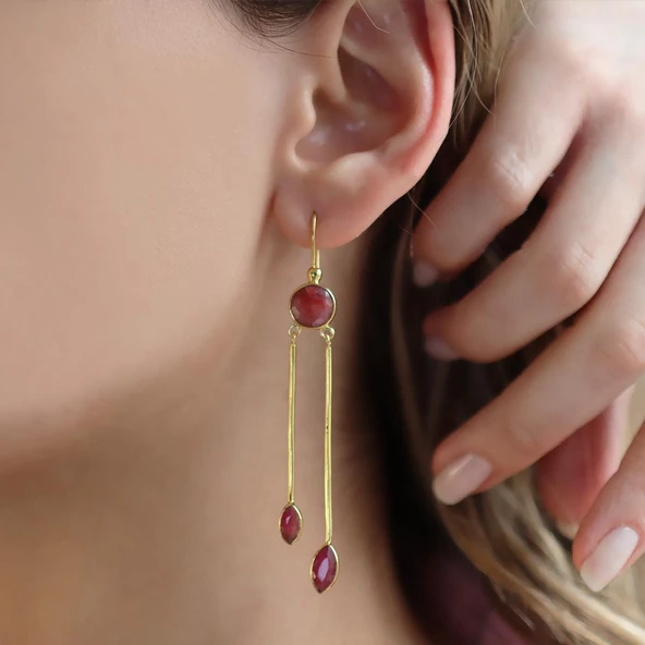 Kök Yakut Taşlı Gold Kaplama Sallantılı Otantik Gümüş Küpe - 3