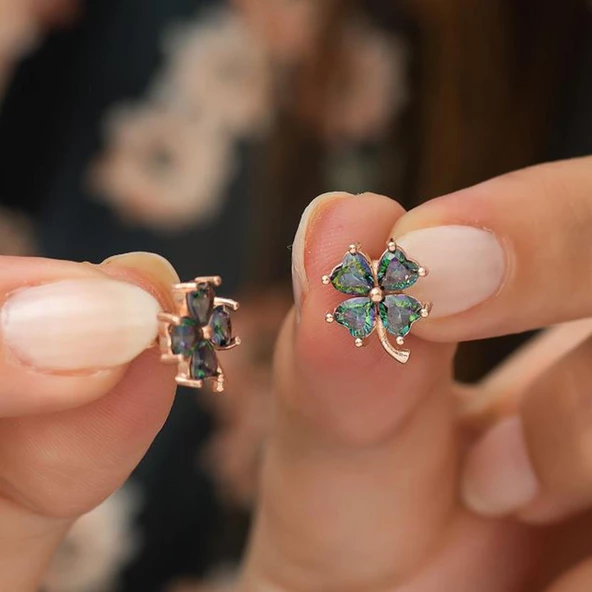 Mistik Topaz Taşlı Rose Gold Kaplama Yonca Gümüş Küpe ürün görseli 1